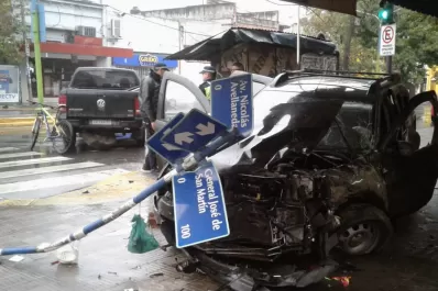 Una camioneta terminó sobre la vereda después de chocar en El Bajo