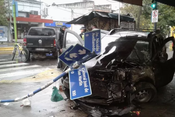 Una camioneta terminó sobre la vereda después de chocar en El Bajo