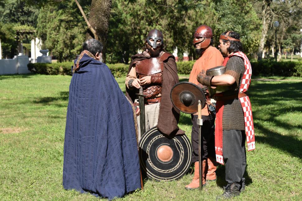 ESPADA EN ALTO. Uno de los fanáticos, listo para la batalla. 