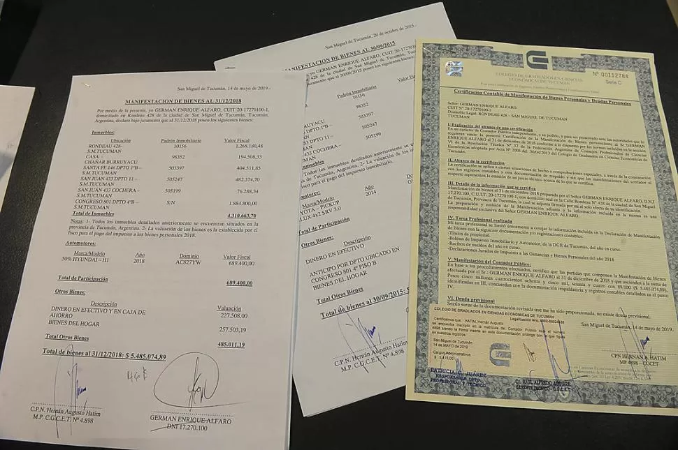 DOCUMENTOS. Los papeles que Alfaro dejó en la redacción. la gaceta / Foto DE HÉCTOR PERALTA