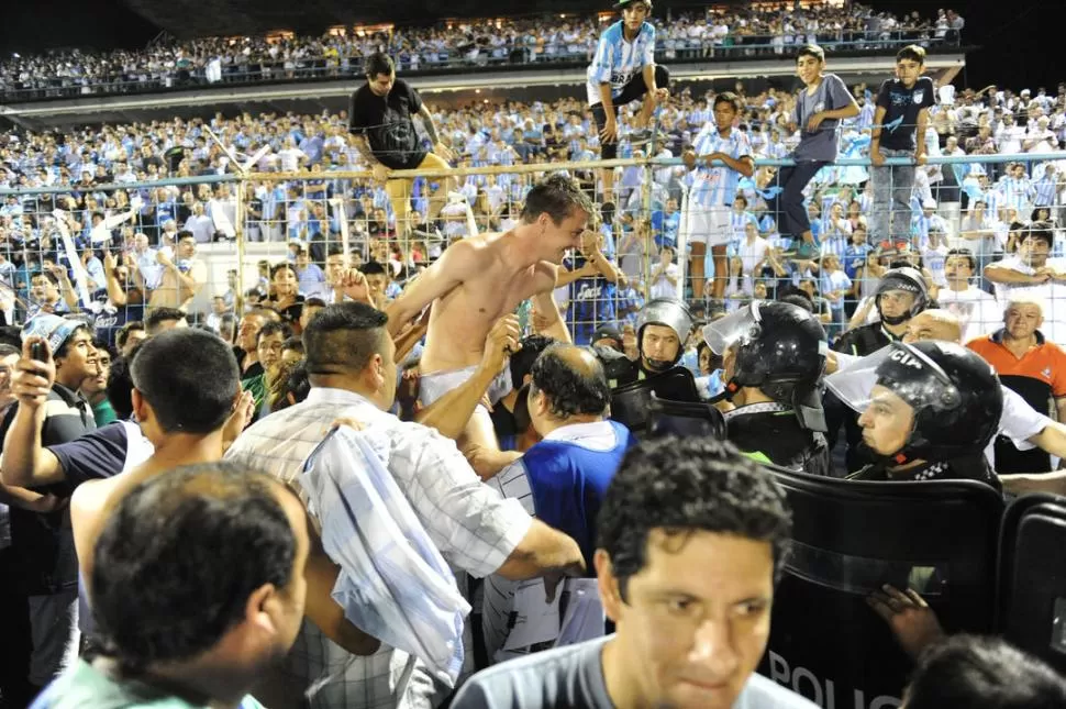 ¿SE REPETIRÁN? Los festejos por el 5 a 0 sobre Los Andes en 2015 dejaron imágenes como estas: Leandro González, jugador clave en ese momento, llevado en andas. El actual Atlético intentará repetirlas. la gaceta / foto de hector peralta (archivo)