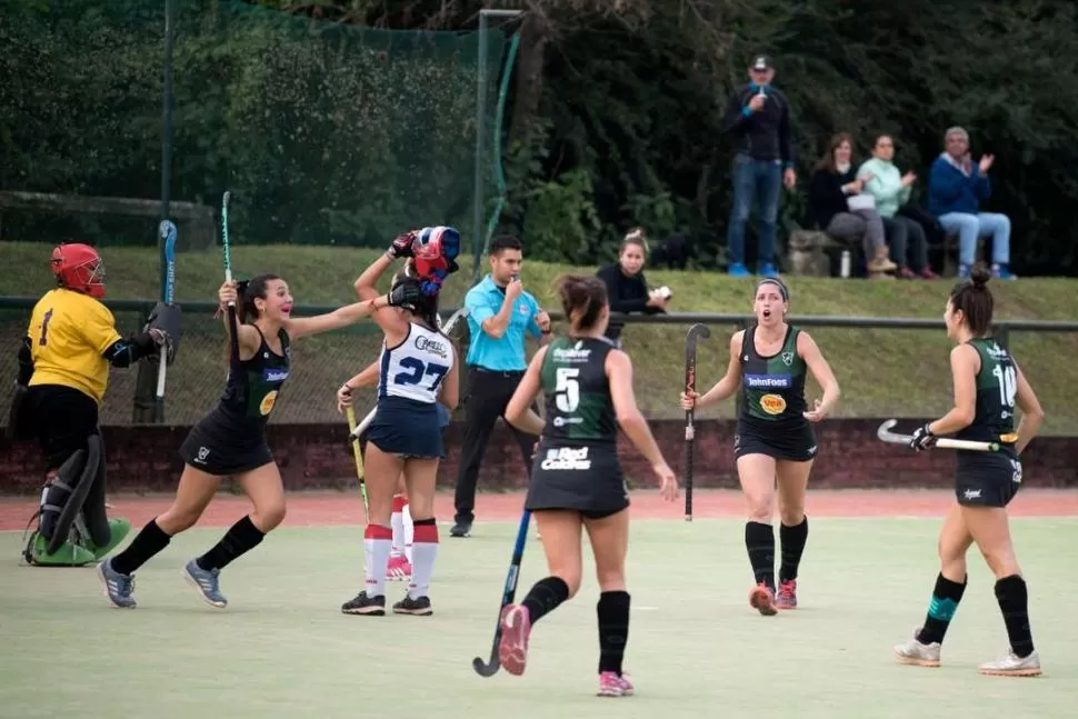 FESTEJO REPETIDO. Las chicas del “Verdinegro” marcaron seis goles en el partido jugado en Yerba Buena. la gaceta / foto de diego aráoz