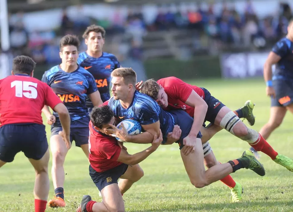 MUCHO TRABAJO. El wing Julián Domínguez es tackleado por dos jugadores chilenos. El equipo trasandino mostró su rigor físico, pero Argentina pudo salir adelante. la gaceta / foto de hector peralta