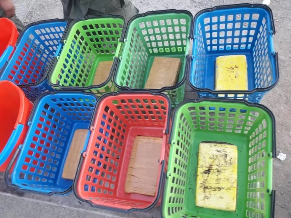 EL SECUESTRO. La droga estaba oculta en canastos de plástico. 