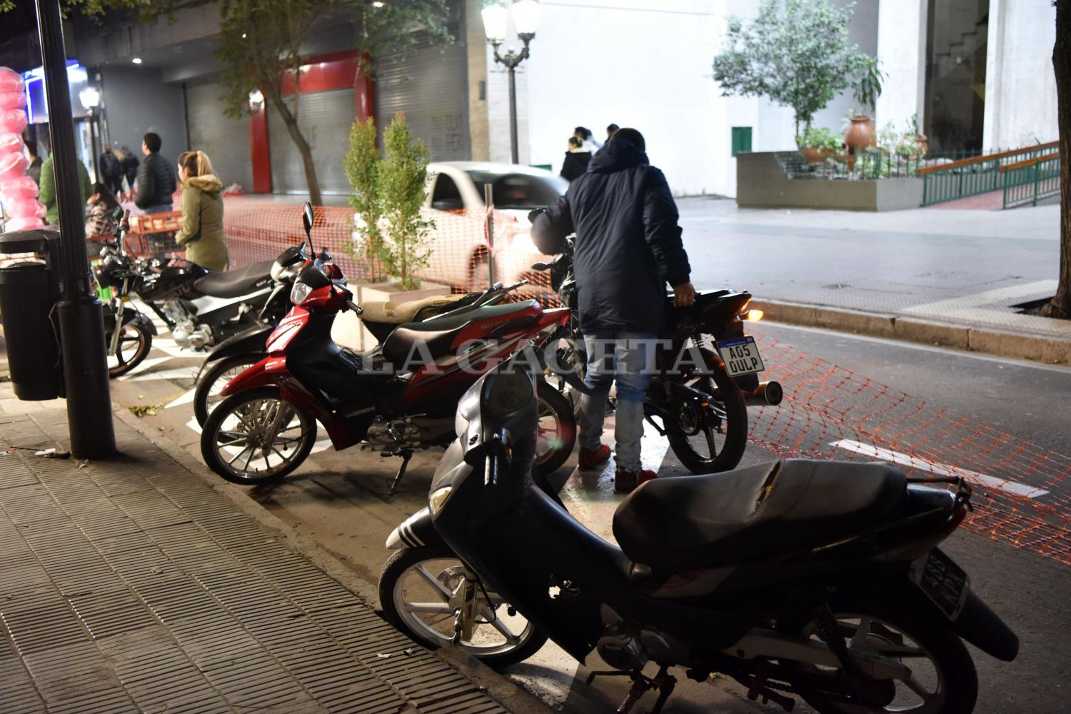 ¿Semi peatonal o estacionamiento de motos?