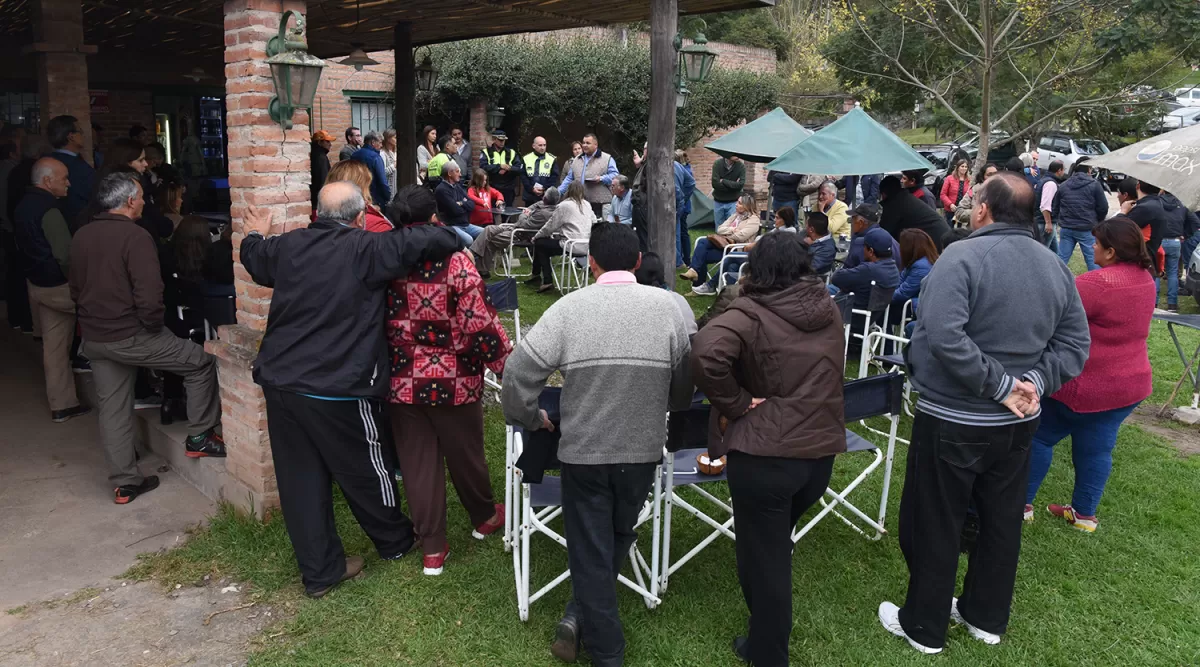 JUNTA VECINAL. Los propietarios y lugareños damnificados se reunieron con la Policía para acordar nuevas medidas ante la ola de robos en las casas.