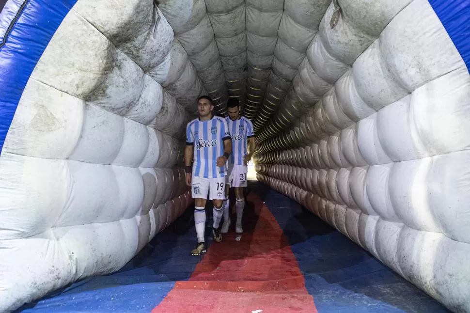 EL TÚNEL QUE CONDUJO A LA PESADILLA. Barbona y Cabral ingresan al campo de Tigre para jugar lo que sería un partido desastroso para todo Atlético. foto de Matías Nápoli Escalero