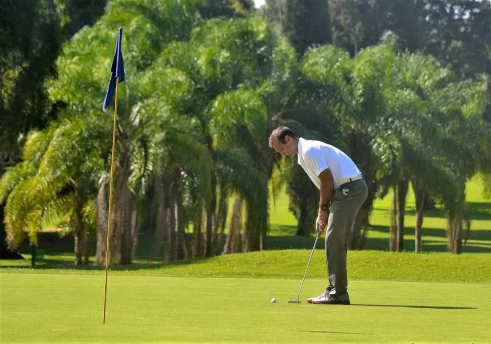 AL FRENTE. Marcelo Del Negro se impuso en la categoría Caballeros 4 a 9. prensa jockey club 