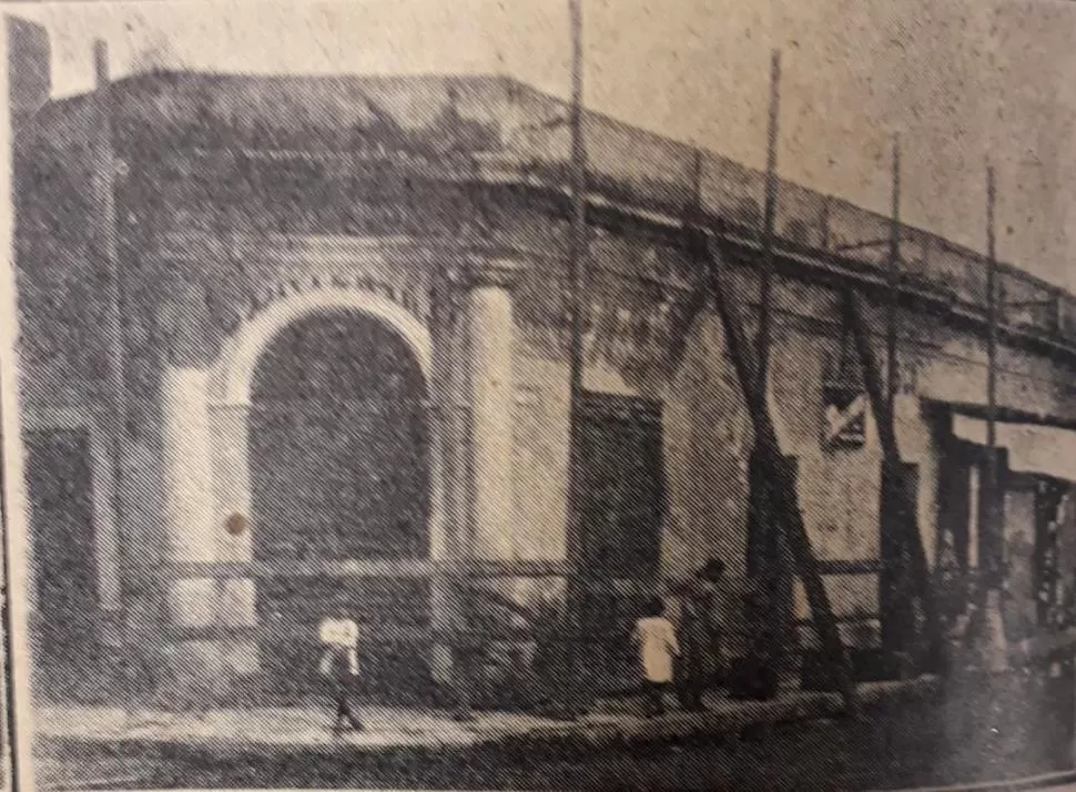 MENDOZA Y MUÑECAS. Casa apuntalada para evitar el derrumbe de las paredes, luego de que el diluvio hundió los techos. 