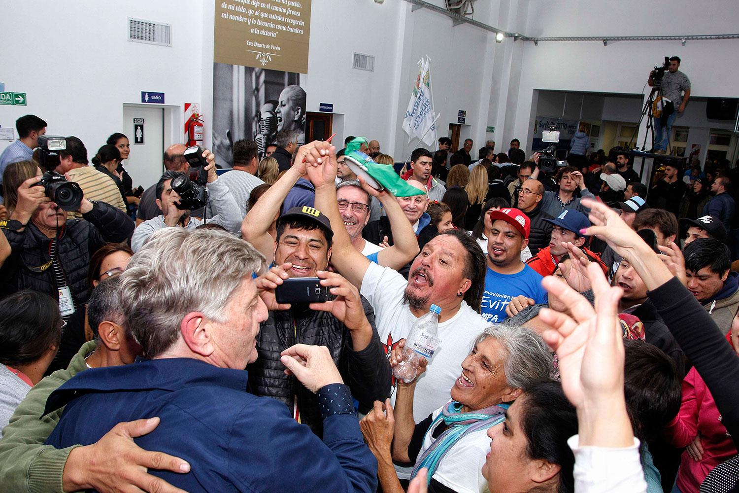 El elector gobernador festejó con un grupo de militantes. TÉLAM