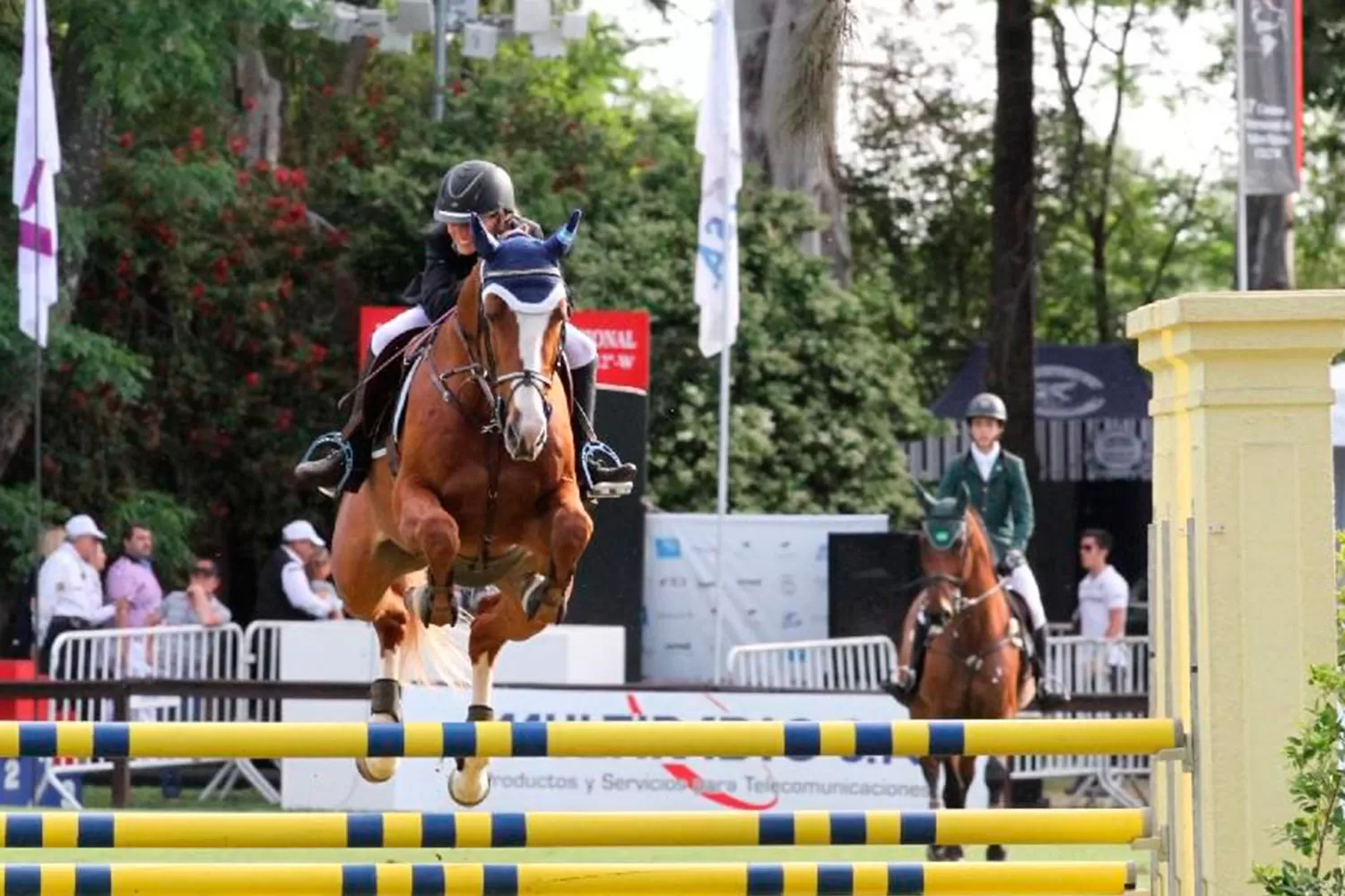 SALTO PERFECTO. Lourdes Solórzano se lució con el caballo BM Indian Red.