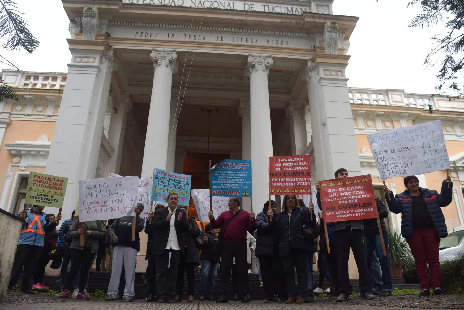 Continúan los reclamos por el ingreso a la Facultad de Medicina 