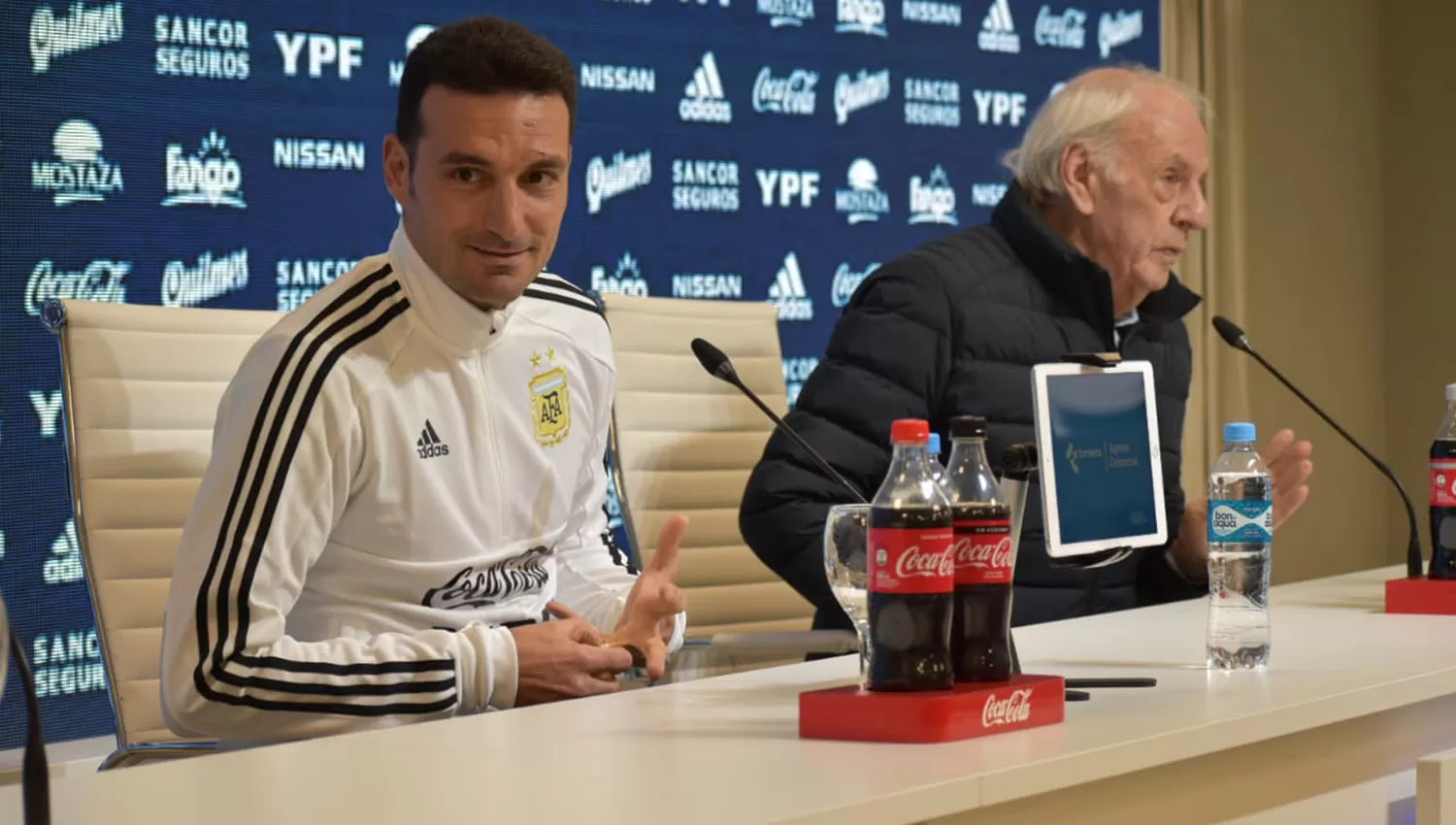 César Menotti, en la conferencia de prensa de hoy, junto a Scaloni. (FOTO PRENSA AFA)