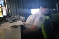 Se viralizaron fotos de policías durmiendo en el Centro de Monitoreo de Aguilares