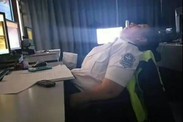 Se viralizaron fotos de policías durmiendo en el Centro de Monitoreo de Aguilares