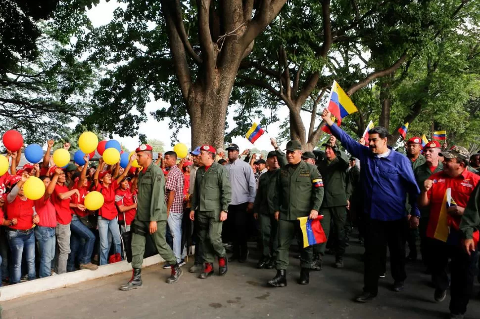 RECORRIDO. Maduro visitó una base militar en Maracay, junto a su ministro de Defensa, Vladimir Padrino.  Reuters