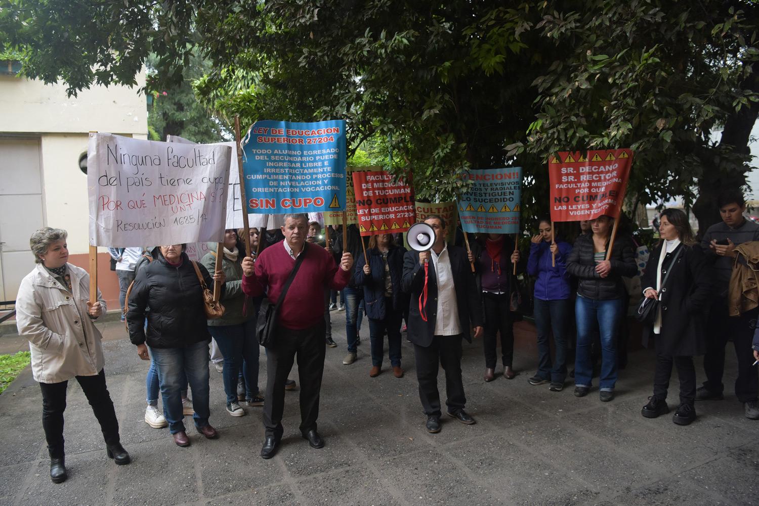 Continúan los reclamos por el ingreso a la Facultad de Medicina 