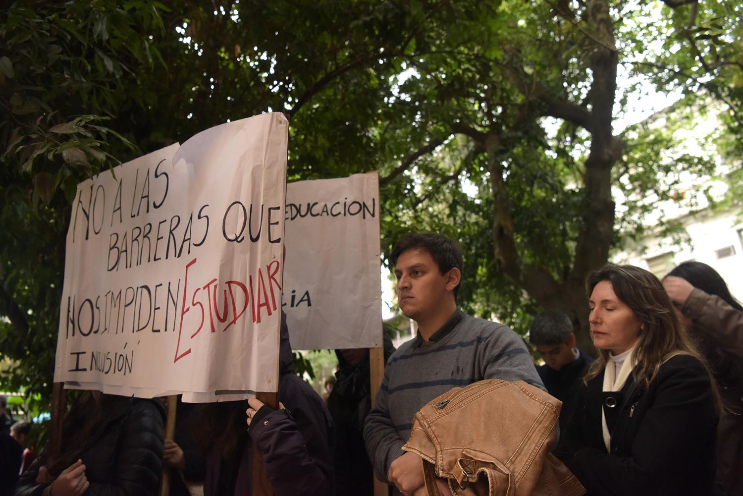 Continúan los reclamos por el ingreso a la Facultad de Medicina 