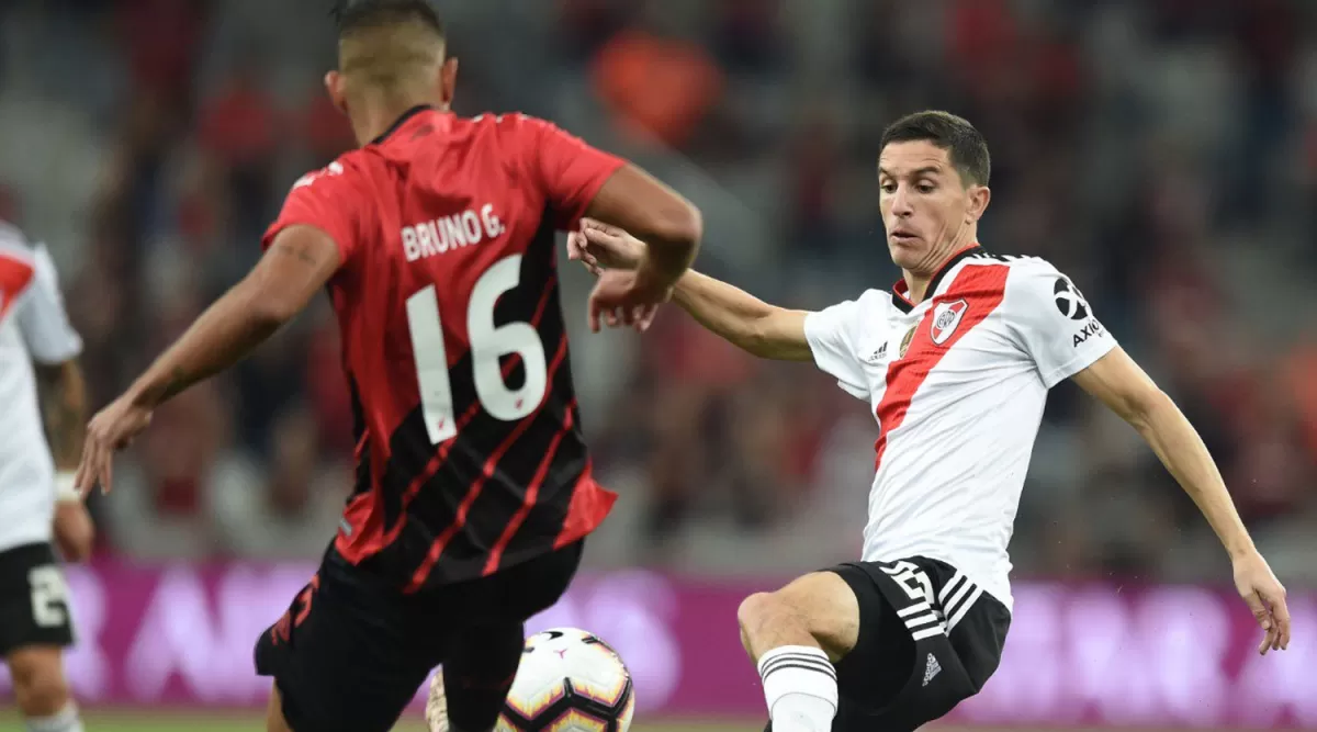 Nacho Fernández pelea en el mediocampo del Millonario. FOTO TOMADA DE TWITTER.COM/CARPOFICIAL