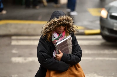 Polera, piloto y bufanda: abrigate porque la mínima es de 7°