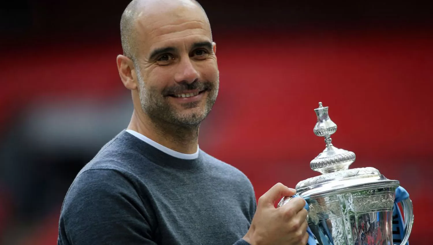 Pep Guardiola, con el trofeo de la FA Cup. (FOTO TOMADA DE TWITTER @ManCityES)