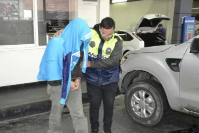 Un empleado de una estación de servicio marcaba clientes a rompevidrios