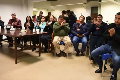 Aplausos y risas entre las hinchadas