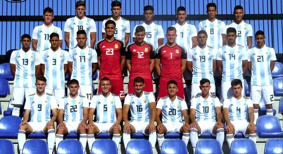 LOS ENCARGADOS DE DEVOLVER LA ALEGRÍA. Este es el plantel de Argentina que intentará retomar el camino victorioso que supo tener la Selección entre mediados de la década del ‘90 y del 2000. twitter@Argentina