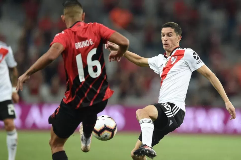 LUCHÓ PERO NO PUDO. “Nacho” Fernández disputa la pelota con Bruno. El volante de River no tuvo la mejor de sus noches. prensa river