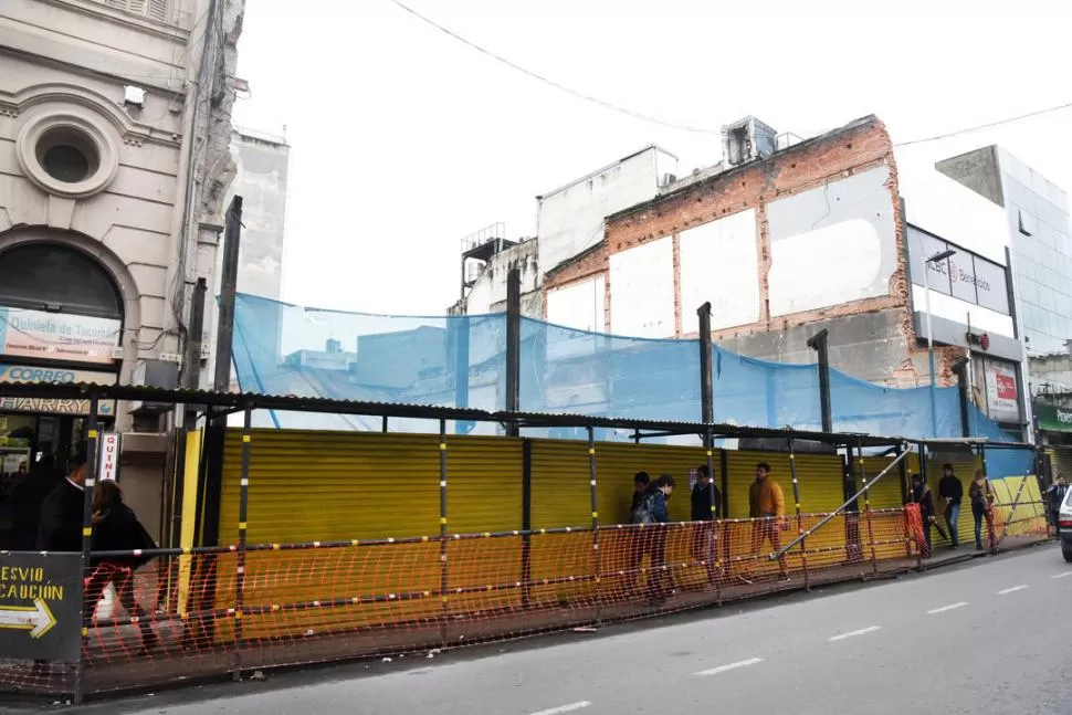 EX BANCO FRANCÉS. Lo que queda luego de la demolición del edificio. LA GACETA / FOTO DE ANALÍA JARAMILLO.-