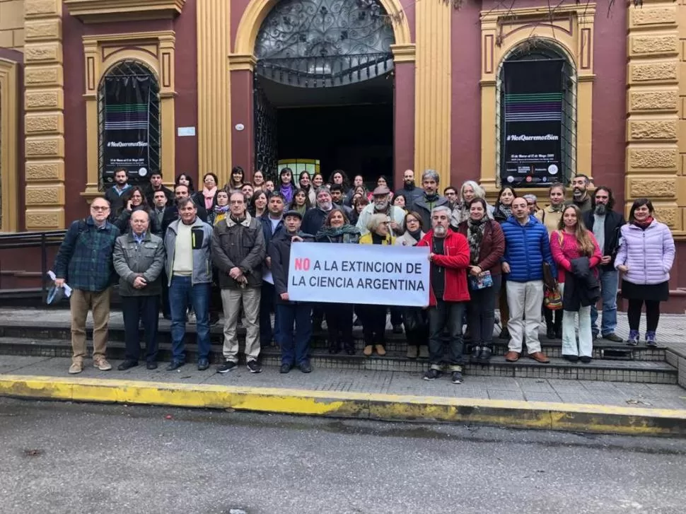 CONTUNDENTE. Los científicos posaron en el MUNT para mostrar el cartel de protesta por la política de ciencia. la gaceta / roberto delgado