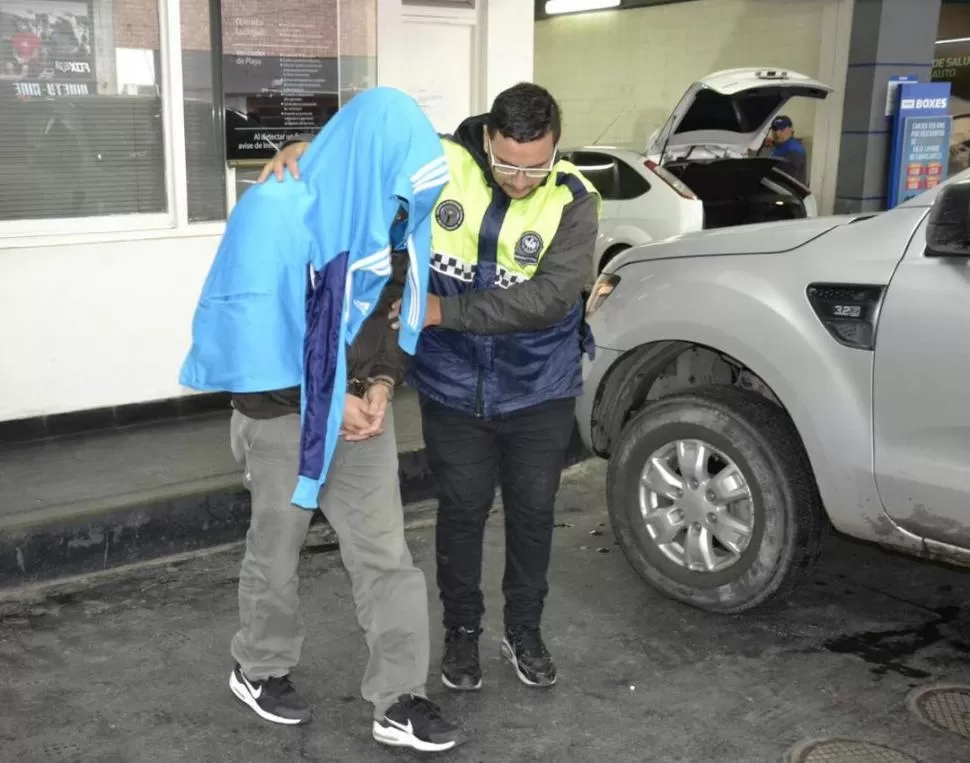 CAUSA. La Policía vinculó a un empleado de una estación de servicio. 