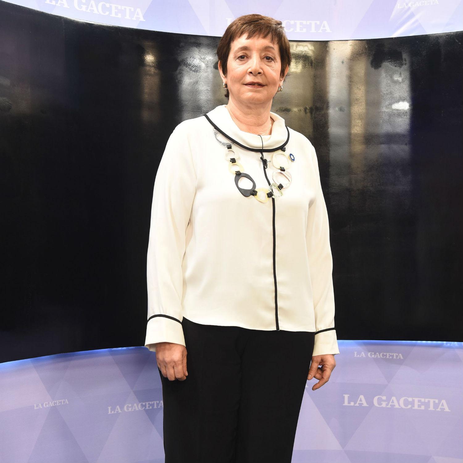 Camisa y pantalón recto fue el look de la senadora. 