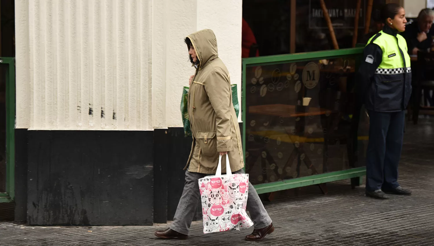 Los tucumanos salieron abrigados esta mañana. LA GACETA/FOTO DE INÉS QUINTEROS ORIO