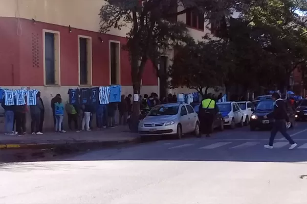 Los hinchas de Atlético no se quieren quedar afuera del partido con Tigre