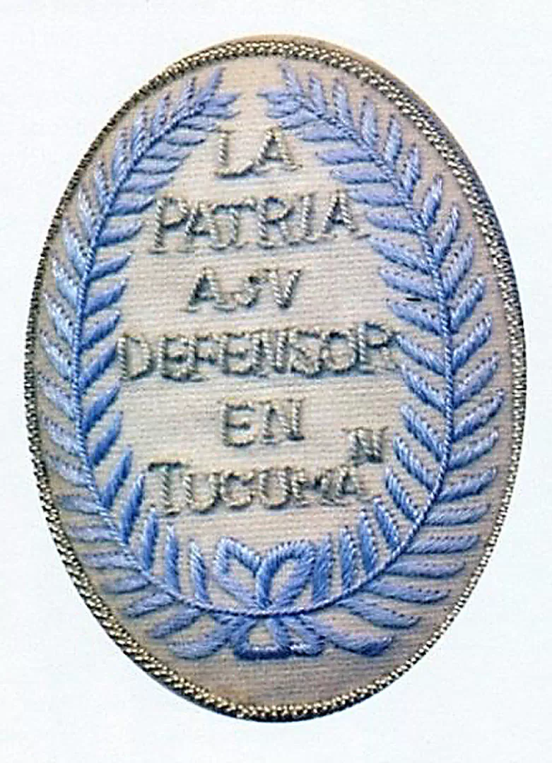 ESCUDO DE PAÑO. Se acató la orden de confeccionarlo, pero otras disposiciones de homenaje no se cumplieron. 