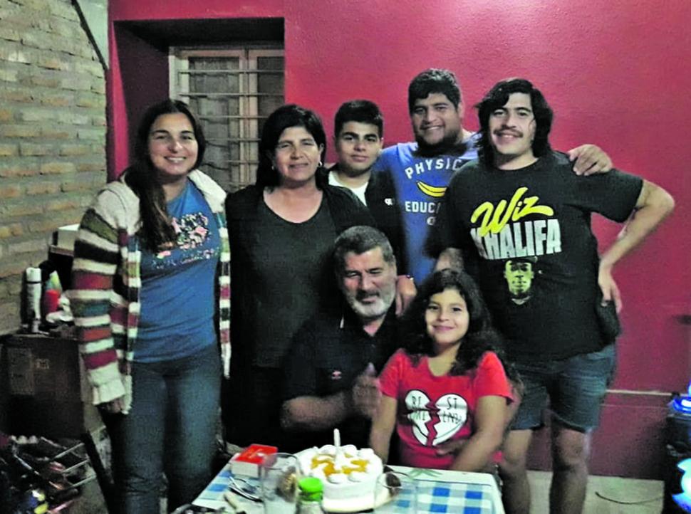 EN FAMILIA. Mirta Cabrera junto a su esposo y principal apoyo, Rubén Quiroga, sus hijos Augusto y Mauricio, y sus nietos, Luján y Jeremías la gaceta / fotos de archivo