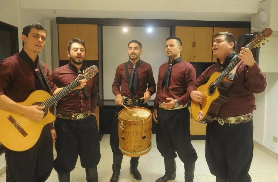 BOMBO, GUITARRA Y VOCES. Canto del Alma busca recuperar lo tradicional. LA GACETA / FOTO DE ANTONIO FERRONI.-