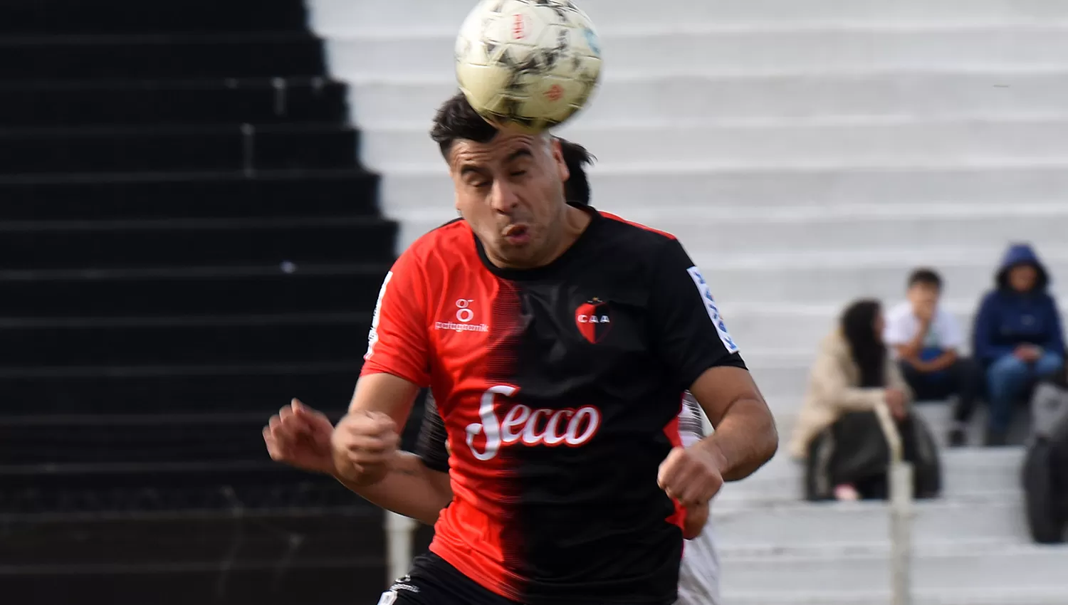 Abel Olmos tuvo una tarde a puro gol. (FOTO DE LA GACETA/JOSÉ NUNO)