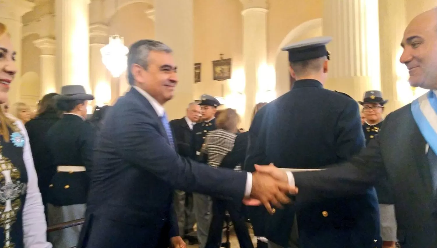 El momento del saludo entre Alfaro y Manzur. FOTO TOMADA DE TWITTER.COM/JOSECITORS