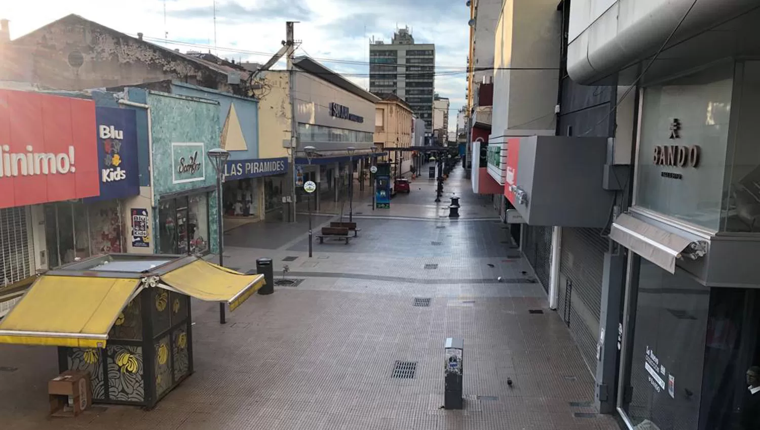POCA ACTIVIDAD. Las calles de la peatonal se mostraron desiertas en la mañana del sábado. 