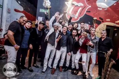 Para bailar y disfrutar la salsa toca la orquesta La Descarga