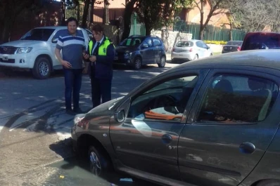 Al auto se lo tragó el agujero que dejó la falta de una tapa cloacal