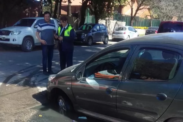 Al auto se lo tragó el agujero que dejó la falta de una tapa cloacal