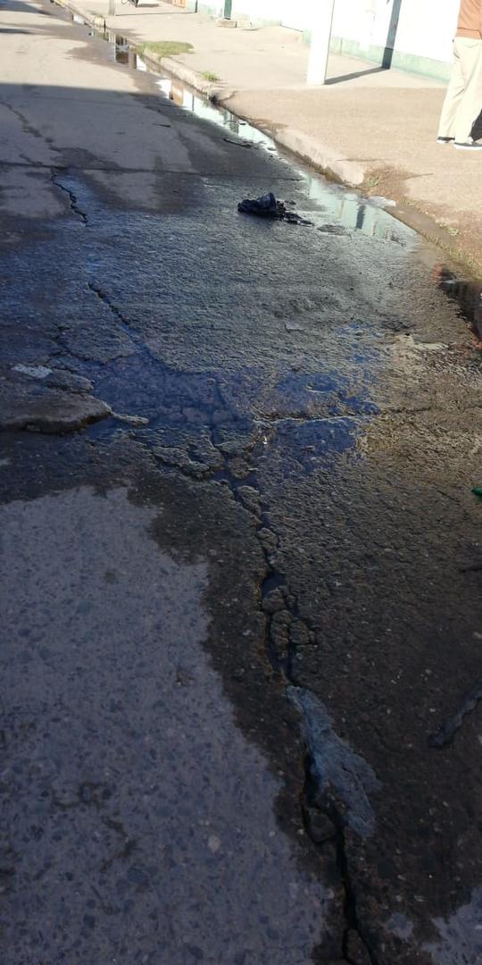 Al auto se lo tragó el agujero que dejó la falta de una tapa cloacal