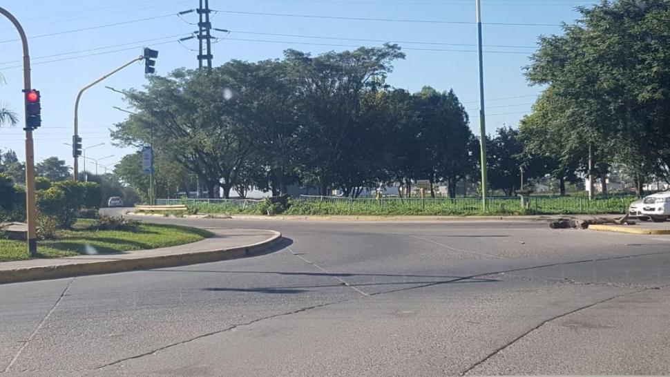 Al auto se lo tragó el agujero que dejó la falta de una tapa cloacal