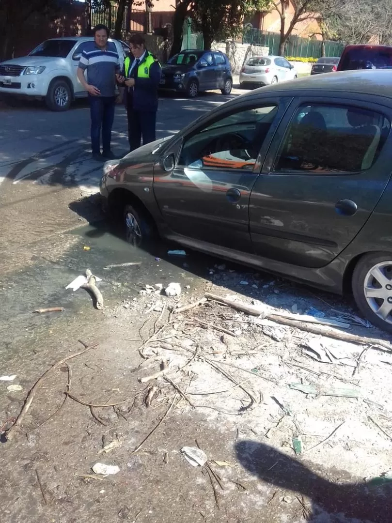 Al auto se lo tragó el agujero que dejó la falta de una tapa cloacal