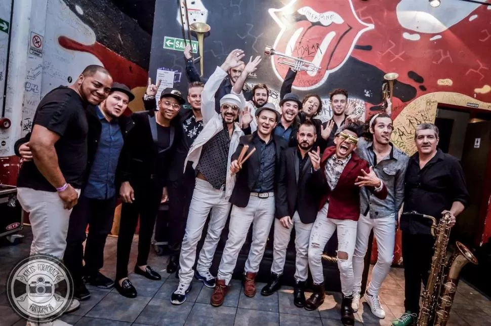 CON REPERTORIO PROPIO. La big band hace la fiesta entre timbales, saxos y congas y diversos ritmos. foto de kiris tortorici