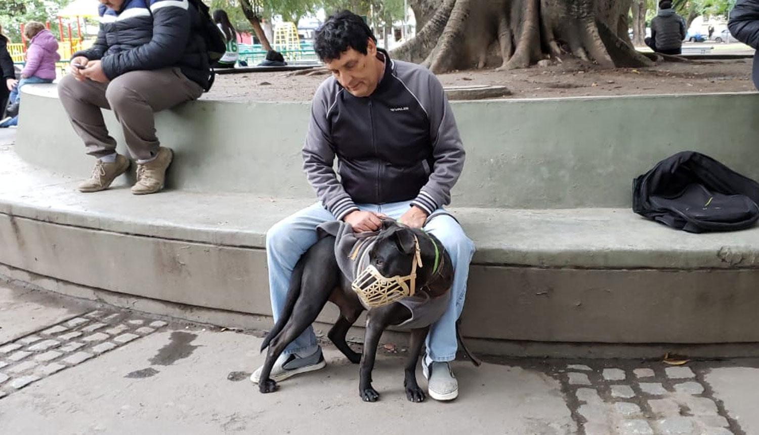 EL NEGRO HOY. Sentado en la plaza Urquiza junto a Carlos, su adiestrador.