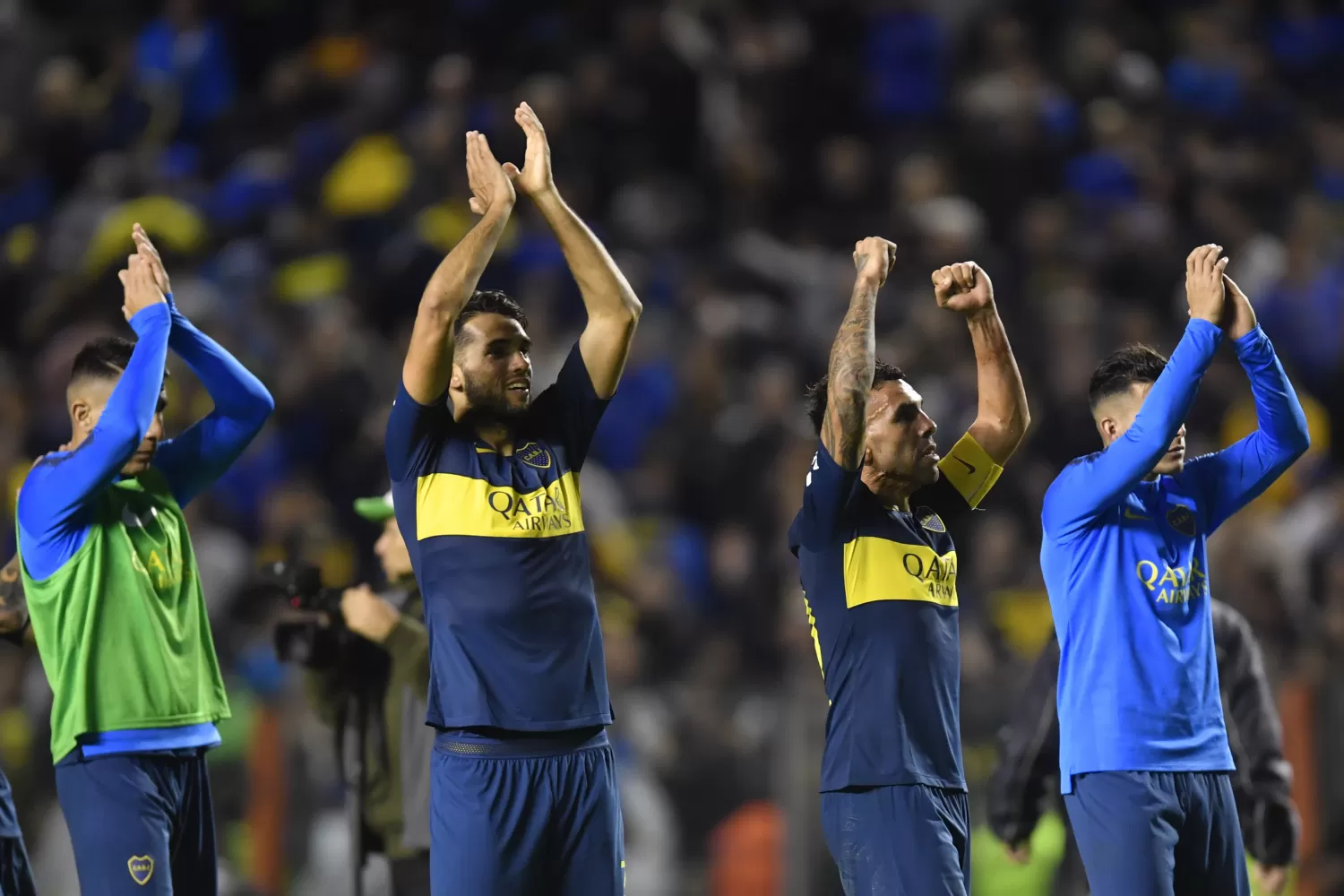 A FESTEJAR. El plantel de Boca festeja la clasificación a la final. TÉLAM